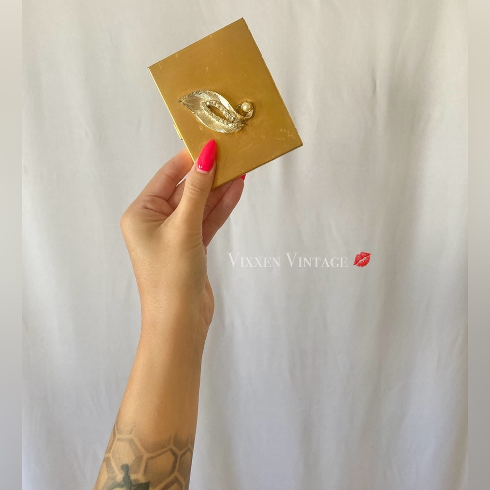 VINTAGE 1950'S GOLD LEAF ENAMEL CIGARETTE CASE